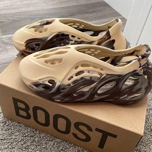 “USED” Yeezy Foam Runners MX “Cream”